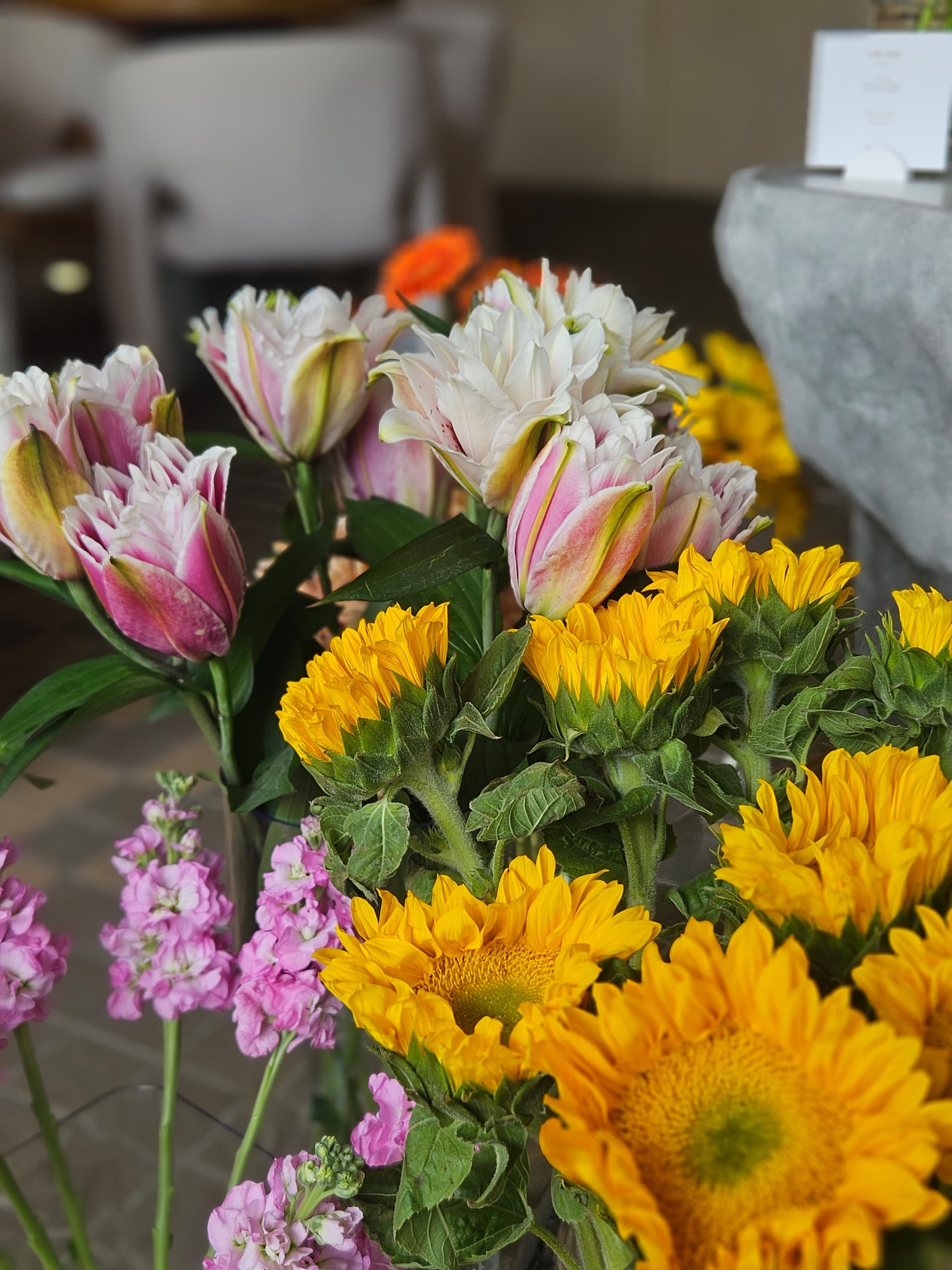 Sunflowers and soft pink flowers ready for guests to choose at the Weekend Blume Bar.