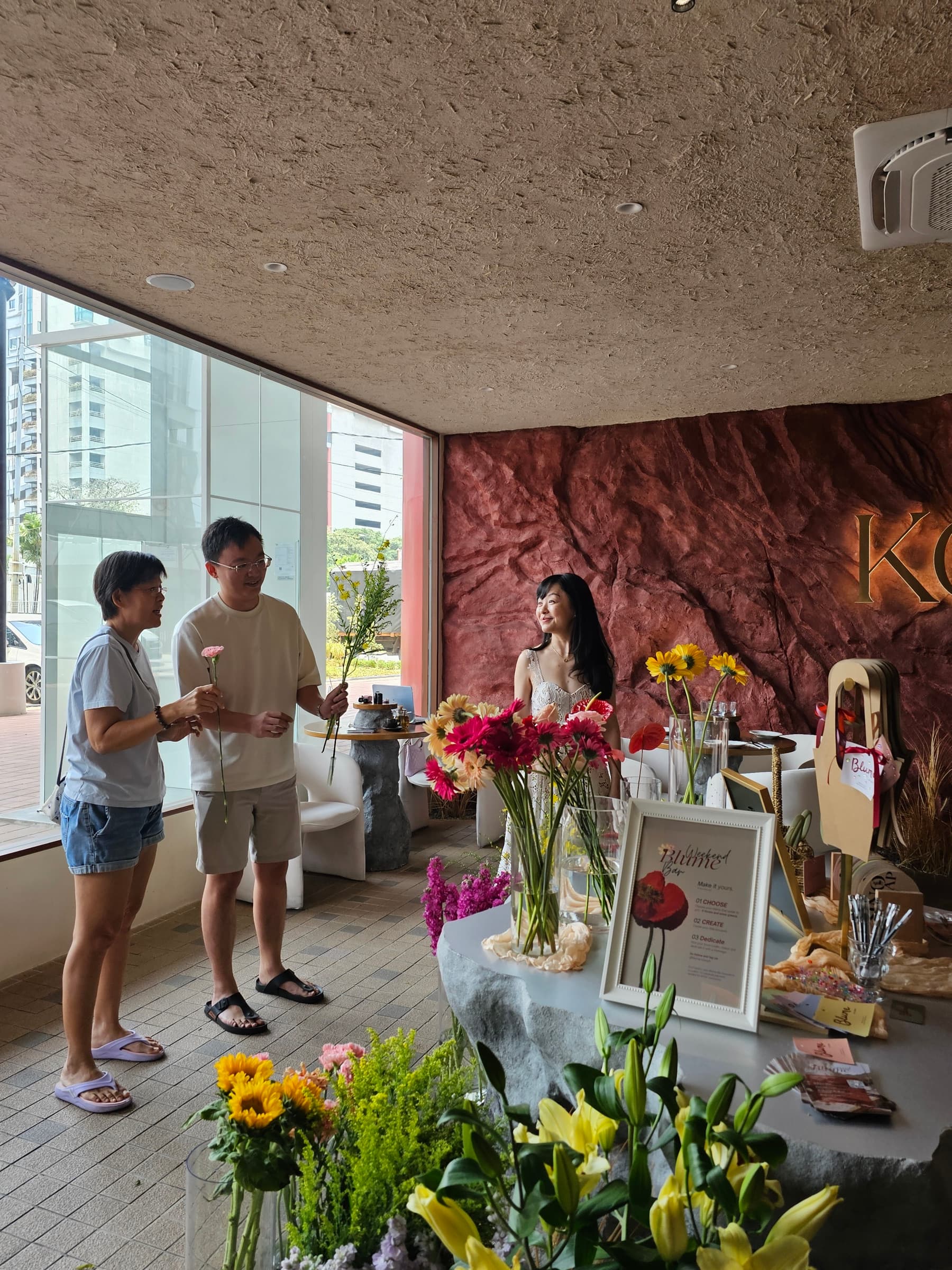 Guests gathering around flowers at the Weekend Blume Bar.