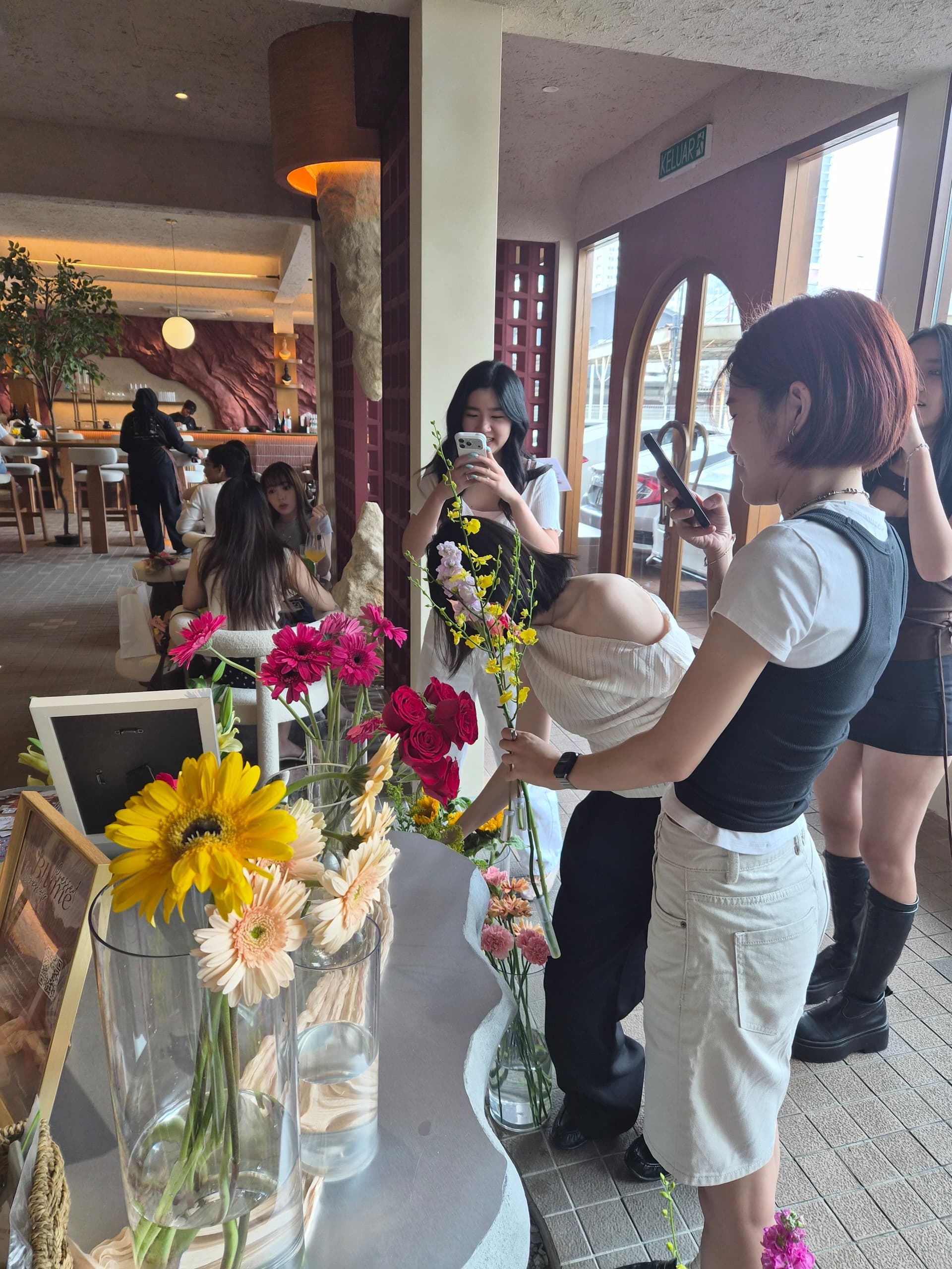 Guests selecting and arranging fresh flowers together at the Weekend Blume Bar.